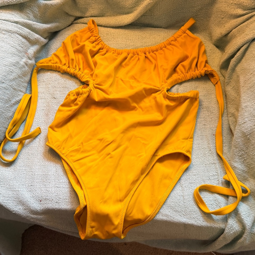 Araks one-piece Yui *Yarrow color* Like New